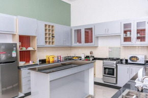 Cheerful 4-bedroom home with parking